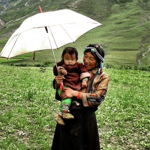 mother_and_child_in_field2